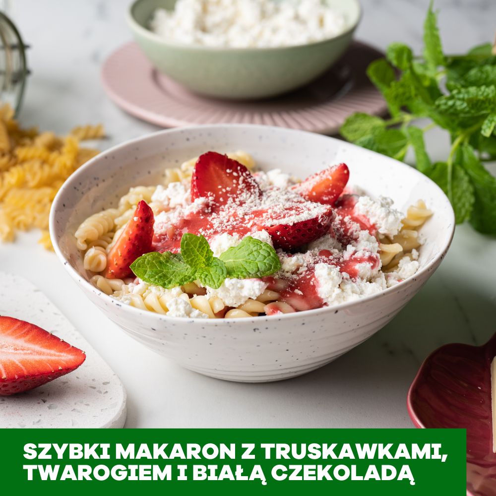 Szybki makaron z truskawkami, twarogiem, śmietaną, cukrem i świeżą miętą